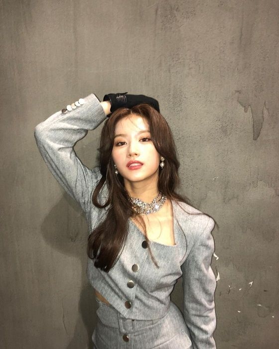 TWICE サナ、セクシーな近況ショットが話題…華やかな美貌に絶賛の声“最高のビジュアル” - Kstyle