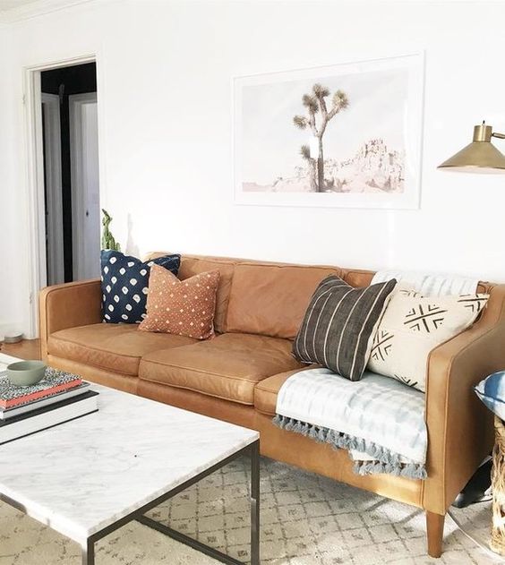 Sofa da tphcm tông màu xám, vàng giúp phòng khách sang trọng