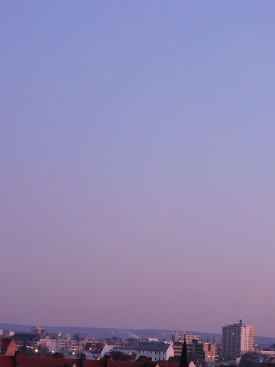 Besondere, seltene Himmelsfarbe über der Stadt, bei unbewölktem Himmel.
