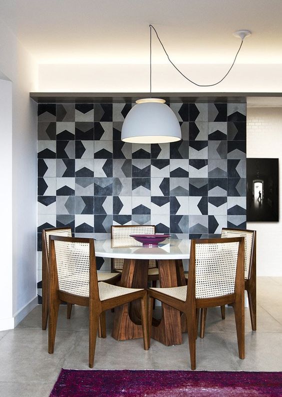 Décor do dia: sala de jantar com ladrilho hidráulico na parede
