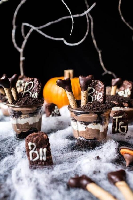 50. Decoração de mesa Dia das Bruxas com teias de aranha e doces de chocolate – Foto: Copy me That #diadasbruxas #diadasbruxasassustador #diadasbruxasfantasia