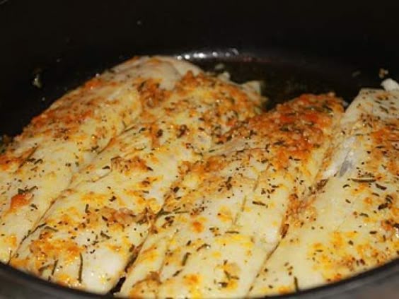 Secar o peixe e temperar com sal e pimenta em ambos os lados. Deixar de lado. - Receita Prato Principal : Peixe com alho, alecrim e raspas de laranja de Smello