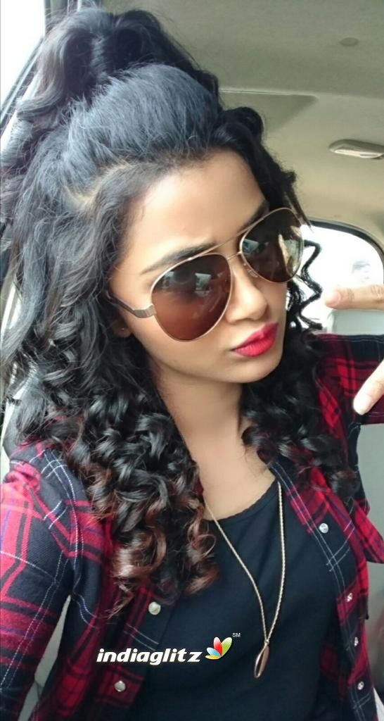 Anupama Parameshwaran Photos - Malayalam Actress photos, images, gallery, stills and clips - IndiaGlitz.com