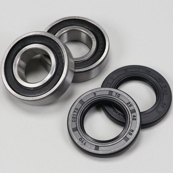 Roulements et joints spi de roue arrière Prox Kawasaki KX 125, 250 et 500 Kit roulements de jante arrière avec joints spi neuf adaptable pour moto cross 125cc, 250cc et 500cc Kawasaki KX de 1986 à 1996. Comprend 2 x roulements 6004 2 x joints spi Caractéristiques techniques et dimensions du kit réparation Marque: Prox Couleur des roulements: noir Couleur des joints spi: noir Dimensions des roulements 6004: 20x42x12 mm Diamètre intérieur des roulements: 20 mm Diamètre extérieur des roulements: 42
