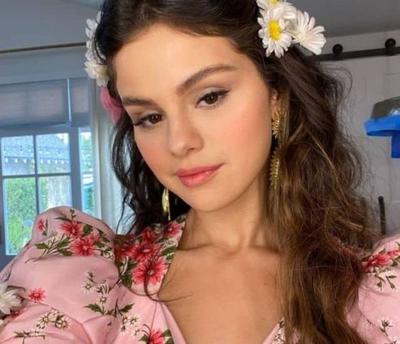 Selena Gomez revient sur la conception de son prochain EP Revelación qui sera en espagnol. Elle explique à quel point il compte pour elle.Selena Gomez a accordé une interview exclusive au magazine Vogue dans laquelle elle revient sur son EP Revelación. MCE TV vous raconte tout de A à Z.Son prochain projet musical Revelación sortira le 12 mars. Et les fans sont très impatients, car cet EP marque un tournant dans sa carrière.Elle a choisi de sortir 7 chansons, toutes chantées en espagnol. Et les f