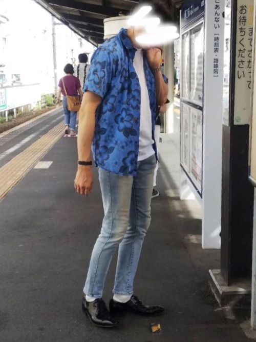 大柄の花柄シャツは深い青が 強めの柄もドレッシーな黒靴で大人コーデに 花柄シャツ シャツ 黒 大柄の花柄シャツは深い青が 強めの柄もドレッシーな黒靴で大人コーデに 花柄シャツ シャツ 黒