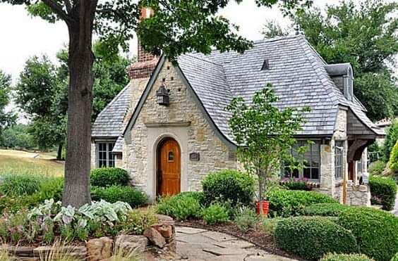 Pin By Magda Henderson On Grҽy Aմեմʍղ Winter Small Cottage House Plans Small Cottage Homes Cottage House Plans