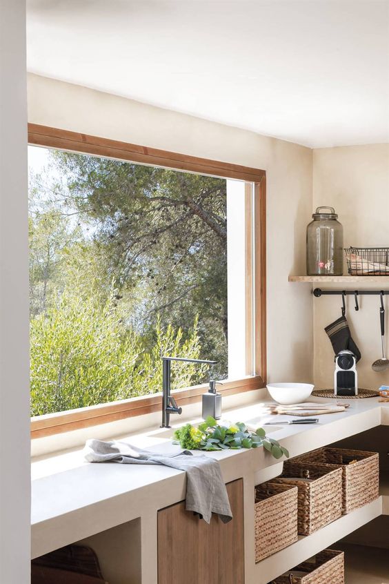 Una casita playera de estilo mediterráneo en Sitges con piscina y decorada en tonos arena