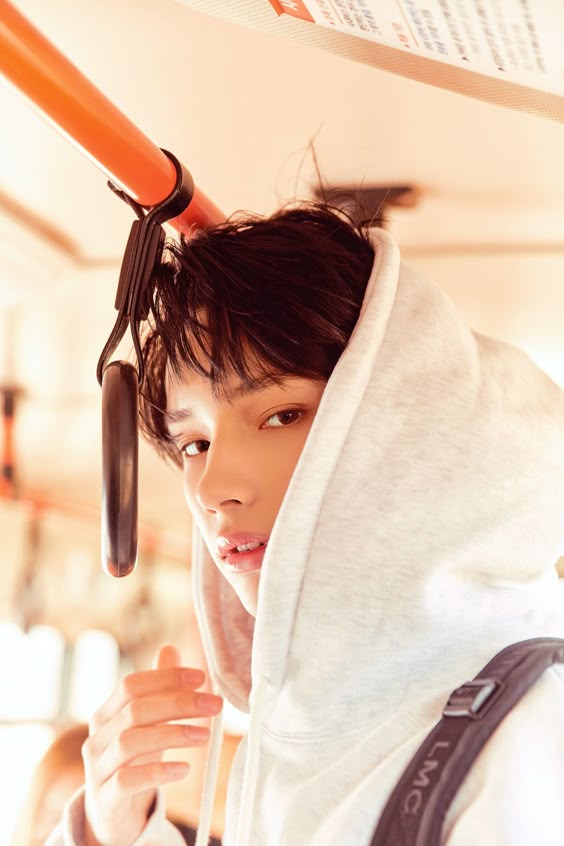 Idol Kpop Suara Dolphin huening kai