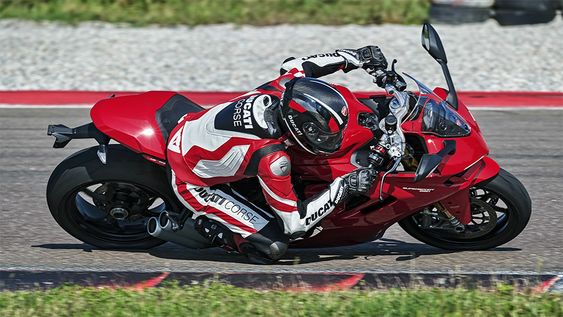La moto de sport routière Ducati change de nom et devient SuperSport 950, renouvelant également son esthétique, son équipement électronique et la richesse de ses équipements, tout en se conformant aux réglementations anti-pollution Euro 5.
