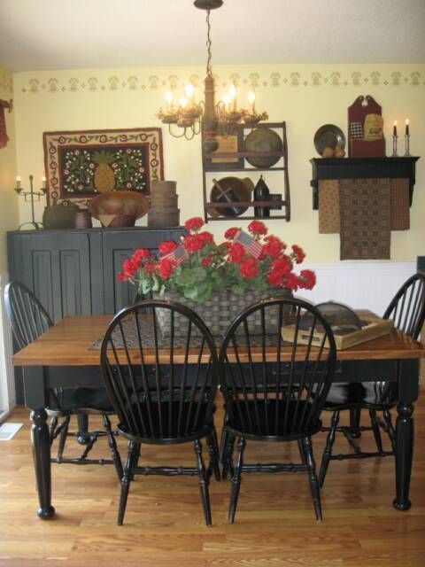 A Lovely Dining Room Filled With Period 18 19th Century American Antiques The Red Fl Primitive Dining Rooms Primitive Dining Room Primitive Decorating Country