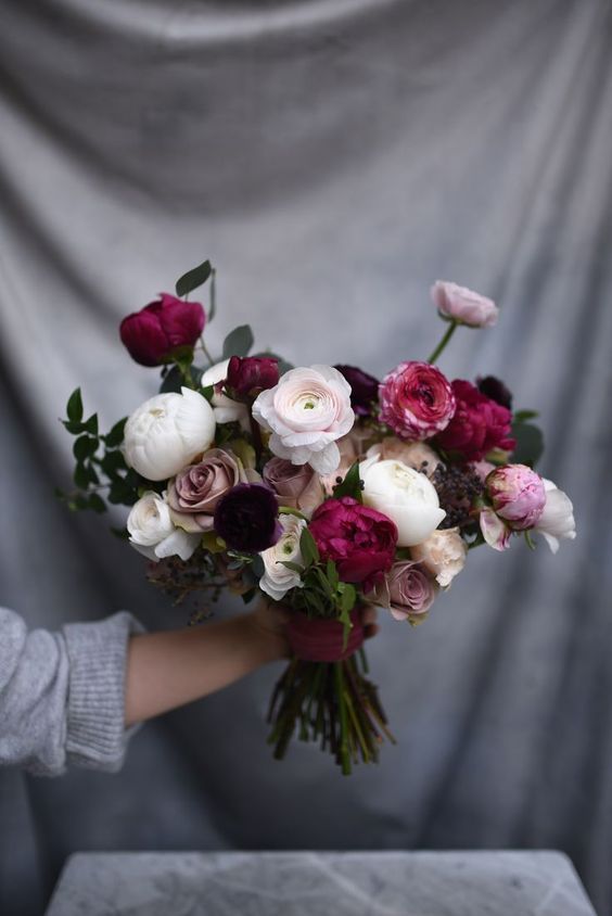 Winter Bouquets Of Peonies Ranunculus And Roses Blumenstrauss Hochzeit Braut Blumen Brautstrauss