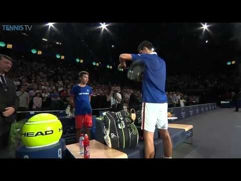 Novak Djokovic poklanja reket skupljacu loptica - YouTube