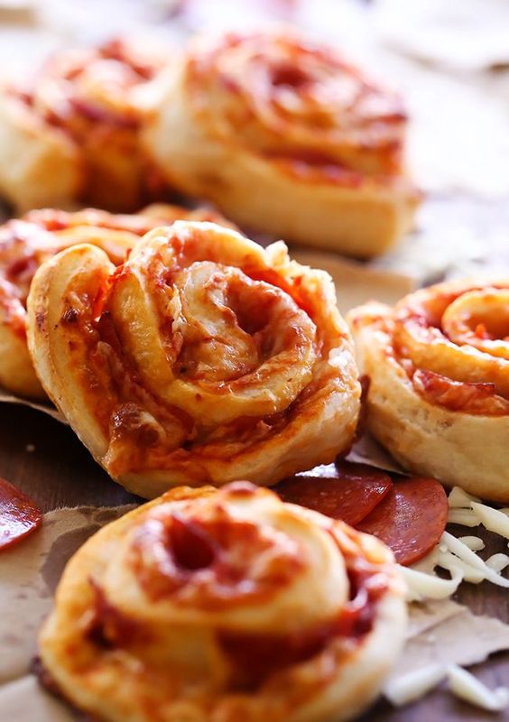 EASY PEPPERONI CHEESE PIZZA ROLLS