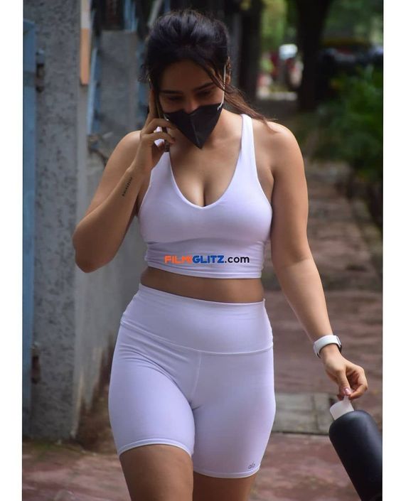 kriti-sanon-s**y-yoga-hot