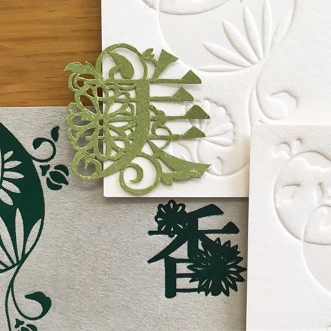 名刺 Name Card 彩文字のお仕事用の名刺をプロフィール画像にしてます 名前の由来である 菊 の文様を入れてます 漢字 美 香 切り絵 箔押し 彩文字 文様 菊 唐草 切り絵 文様 文字デザイン 名刺 Name Card 彩文字のお仕事用の名刺をプロフィール画像にしてます 名前の由来である 菊 の文様を入れてます 漢字 美 香 切り絵 箔押し 彩文字 文様 菊 唐草 切り絵 文様 文字デザイン