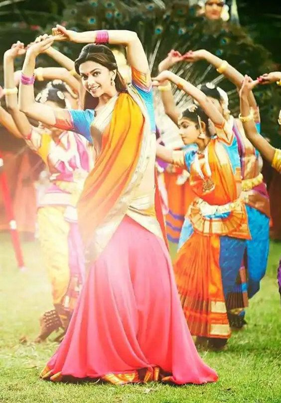 hot bollywood actress in half saree