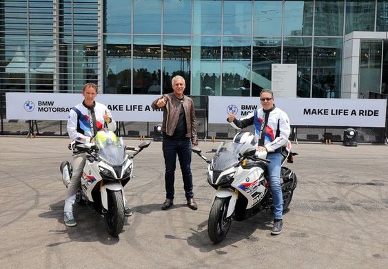 BMW Motorrad India launched the first-ever BMW G 310 RR in India. India is the first country to welcome the third and latest member of highly successful BMW 310 model series. The bike is available at BMW Motorrad India dealerships. The BMW G 310 RR has been jointly developed by BMW Motorrad and cooperation partner TVS Motor Company. The BMW G 310 RR is locally produced in India along with BMW G 310 R and G 310 GS by TVS Motor Company in Hosur. #RevealYourRacingAttitude #NeverStopChallenging #