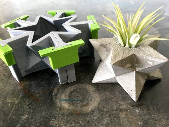 Le dodécaèdre est composé de 12 faces pentagrammiques, avec cinq pentagrammes rencontrant à chaque sommet. Cette forme est généralement trouvée dans la géométrie sacrée (double Merkabah) et a été une source d’intérêt métaphysique depuis au moins 2000 ans. ----------------------------------------------------------------------------------------------------- Ce magnifique moule a été versé à l’aide d’un silicone platine cure qui crée des produits sans soudure et des centaines de coulées de cir...