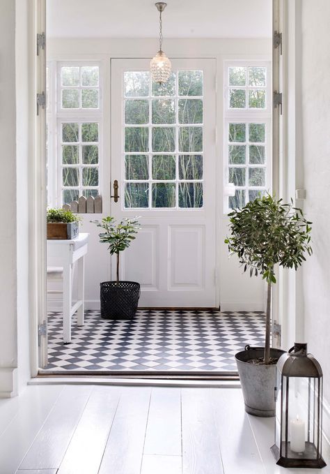 Black and white classic tile design - from Skonahem - Click for more Black and white tile