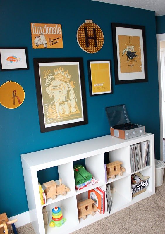 I absolutely love this baby room! Emily from emilyframe.blogspot.com did a great job decorating it!