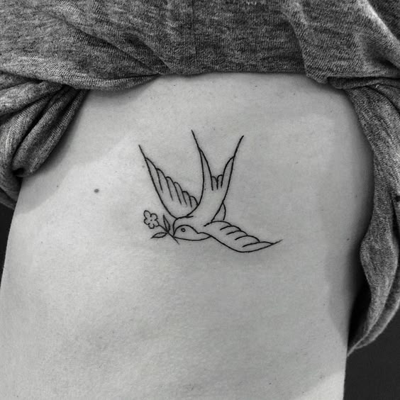 Tatuagem criada por Claudia Tiemi de São Paulo. Andorinha super delicada. #tattoo #tattoo2me #tatuagem #art #arte #delicada