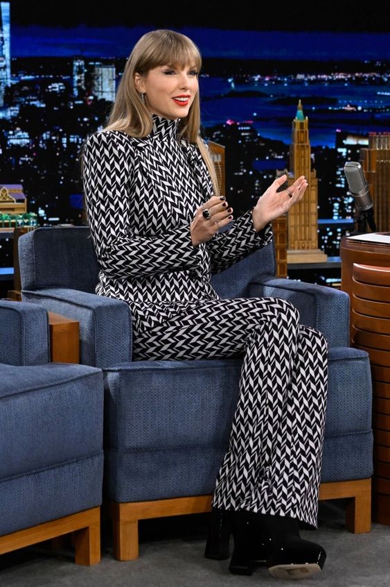 Taylor Swift HD Photos, Wallpapers, Images Taylor Swift during an interview with host Jimmy Fallon