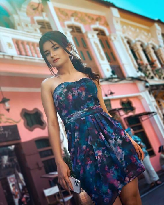 Take a tip from Avneet Kaur: How to click a perfect selfie for Instagram | IWMBuzz