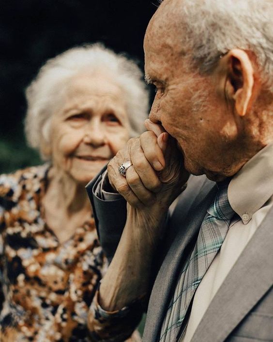 Empezamos este fin de lo más inspiradas con esta lindura de pareja que celebra 65 años de puro amor juntos. A poco no son #relationshipgoals ? Morimos de amor y admiración total. Etiqueta a ese amor con quien quieres llegar así de viejitos. #fridaenamorada Foto: @ashlandshawnphotography . . . . . . . #loveauthentic #lovethelittlethings #justalittleloveinspo #darlingmoment #darlingmoments #darlingmovement #darlingweekend #thatsdarling #thehappynow #blogdebodas #bloggermexicana #bloggersmx #pare