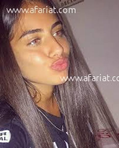 Brune se touche alors que le monde regarde