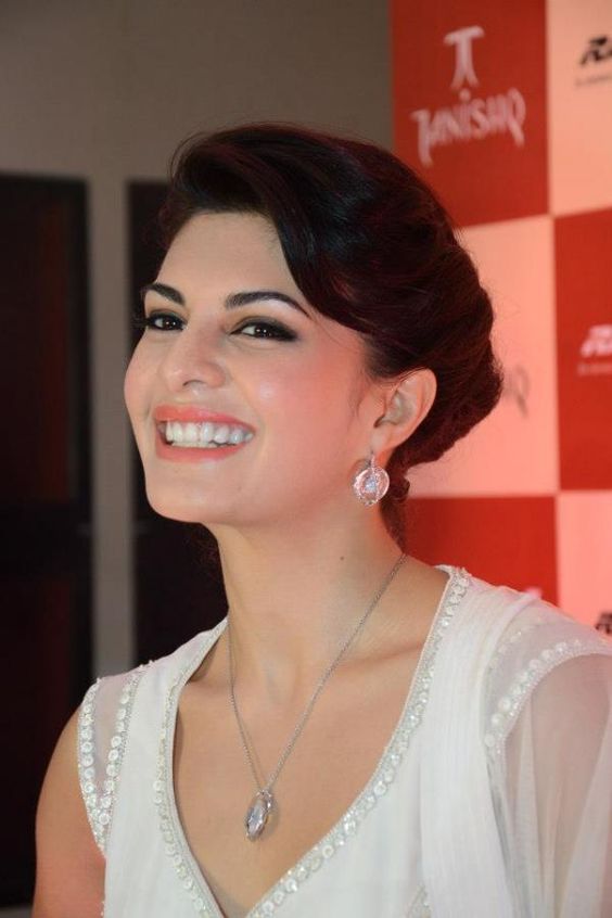 Jacqueline Fernandez unveils Tanishqs IVA collection