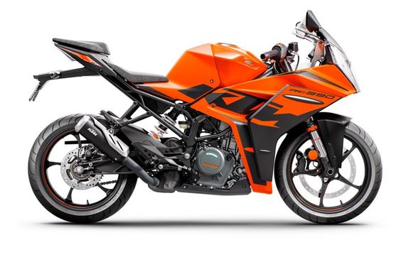 KTM Japan株式会社はRC390 / RC125の2022モデルの国内発売を発表した。フルモデルチェンジとなった2022モデルはMotoGP(TM)マシン RC16からインスパイアされたラインと新しいグラフィックがスポーティさを極めている。 シャシー全体で大幅な軽量化、RC390にはオープンカートリッジのWP製APEX倒立フォークの採用、RC125にはスプリットピストン機能を持つ新しいWP #KTM #KTMRC125 #KTMRC390