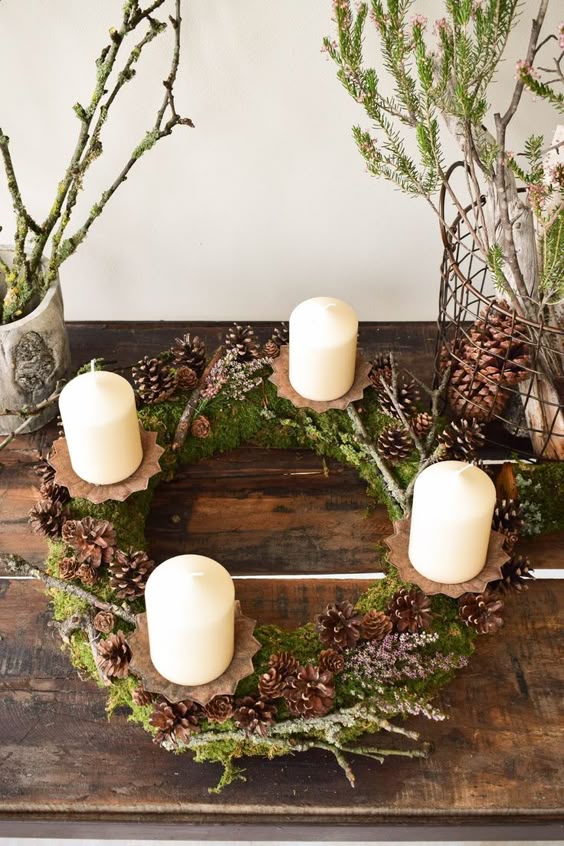Adventskranz selber machen. DIY Mooskranz für Advent mit Zapfen und ganz viel Natur. Adventskranz Dekoidee