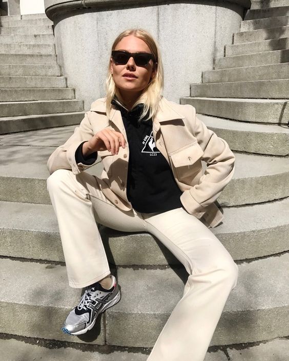 Mit navn er Freja og jeg er 20 år gammel. Til dagligt arbejder jeg som blogger og model hos Scoop Models. Denne blog skildrer mit liv og hverdag. Dette er mit frirum uden faste rammer, men med et hovedfokus på personligstil og mode. Jeg har også en stor interesse for design, kultur og skæve eksistenser, hvilket også kommer til udtryk.