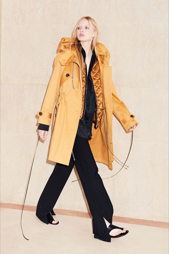 Guarda la sfilata di moda Victoria, Victoria Beckham a New York e scopri la collezione di abiti e accessori per la stagione Pre-collezioni Primavera Estate 2018.