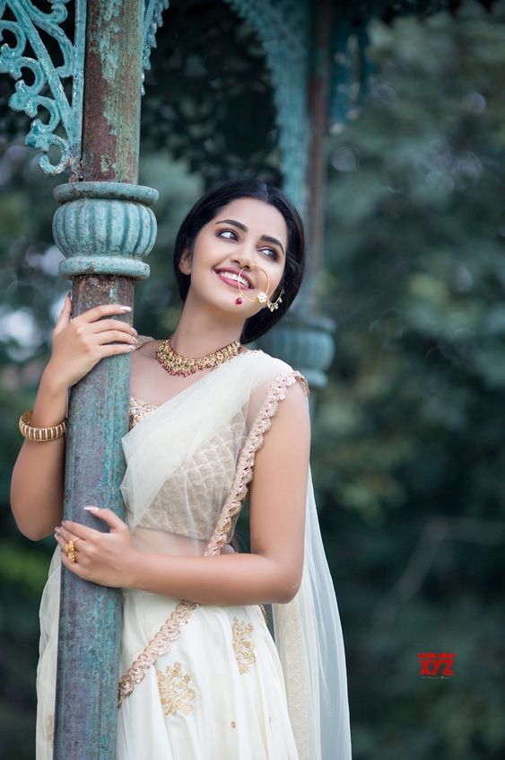 Actress Anupama Parameswaran New Glam Stills - Social News XYZ
