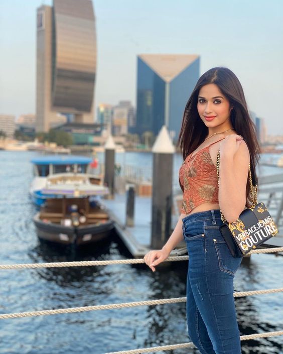 Jannat Zubair Rahmani on Instagram: "Side step right left to my beat!🤍 📸 the best photographer in the world @ayaanzubair_12 ❤️"