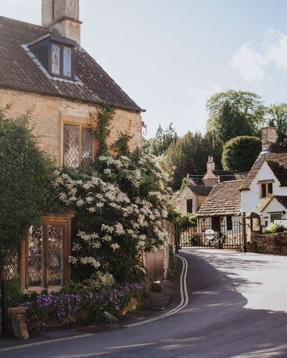 Visiting the Fairytale Cotswold Village of Castle Combe