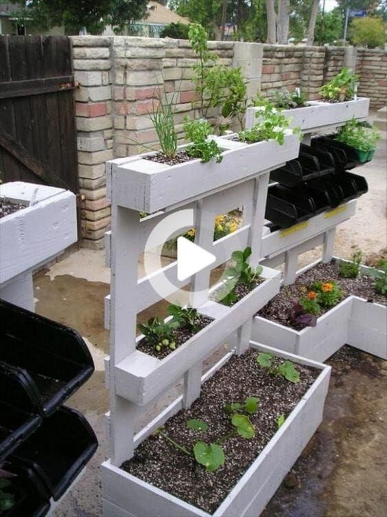 Hochbeet Aus Europaletten Hochbeet Aus Paletten Selber Bauen Bepflanzen Ratgeber Tipps Diy Bauanleitun Hochbeet Aus Paletten Paletten Garten Hochbeet