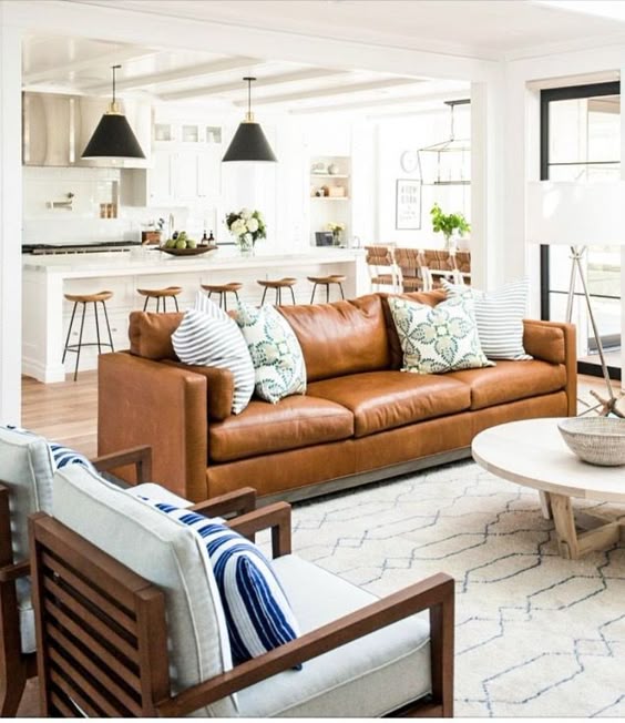 Chọn mua sofa da nhập khẩu cao cấp cho phòng cách theo phong cách cổ điển tại TPHCM