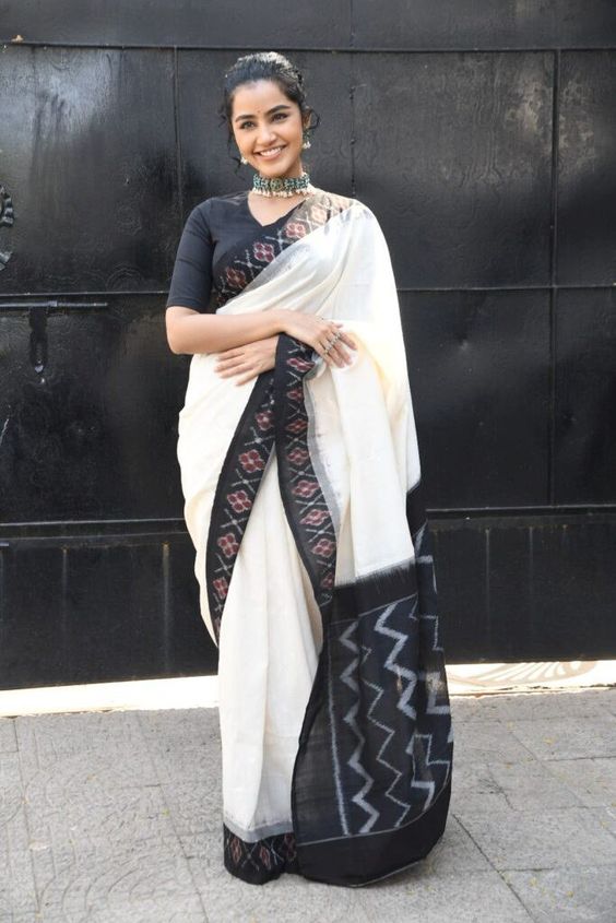 Anupama Parameswaran in a white ikat print saree for "18 Pages" promotions!