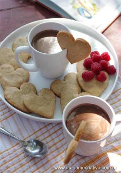 Receita gostosa com uma apresentação linda! Quem não gostaria de um bom chocolate quente com um biscoitos em forma de coração na borda da caneca ou da xícara? Eu não resisto! E a hora que...