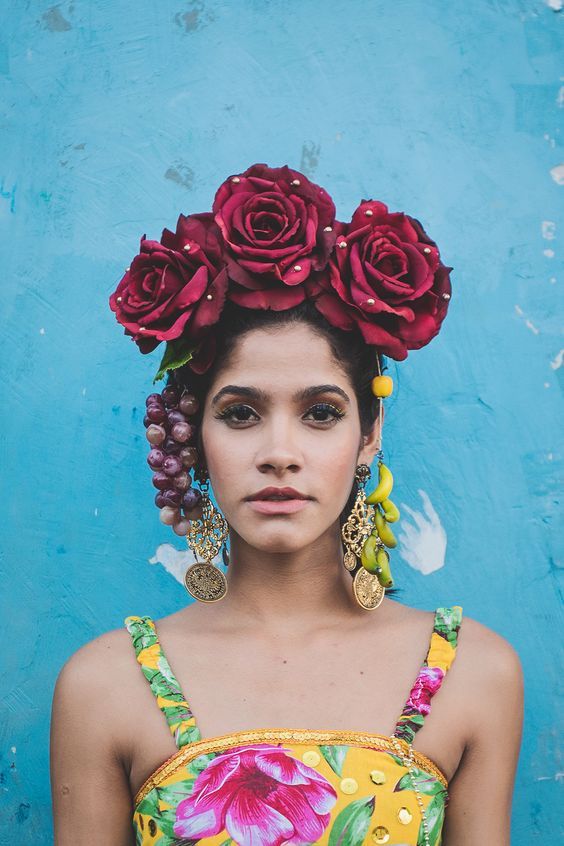 Carnaval chegando, ideias bombando... Além das makes , fantasias , o que também podemos usar nos dias de folia são os acessórios/adereços p...
