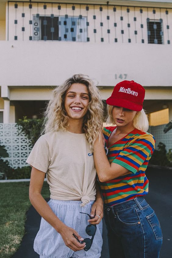 Les filles ont aller à la plage parce qu'il chaud. Emma (la femme à la droite) porte un beaucoup de couleur tee-shirt et un jean bleu avec une casquette rouge. Lisa (la femme à la gauche) porte un tee-shirt blanc et un short bleu avec des lunette de soleil noire. Lisa ne porte pas une casquette. Ce beaucoup de coleur tee-shirt est plus beau que le tee-shirt blanc. Emma aime étudier, mais Lisa n'aime pas étudier. Emma est meilleure en française qu'elle.