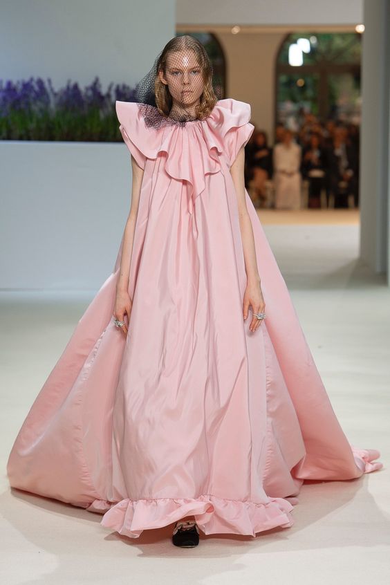 Giambattista Valli Fall 2018 Couture Fashion Show Collection: See the complete Giambattista Valli Fall 2018 Couture collection. Look 48
