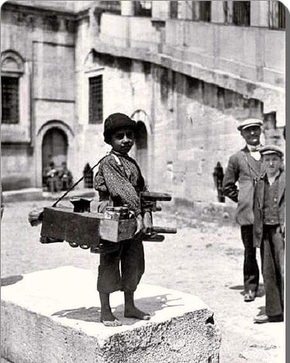 Camii Onunde Ayakkabi Boyacisi Cocuk Istanbul 1900 Ler Isi Ayakkabi Boyamak In 2020 Istanbul Pictures Istanbul Turkish Culture