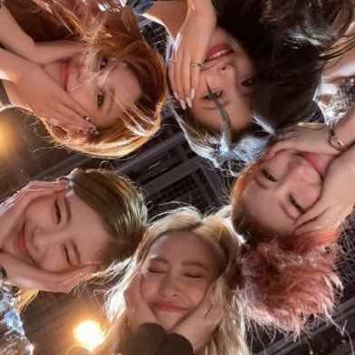 ot5 itzy | Kpop girls, Itzy, Poses
