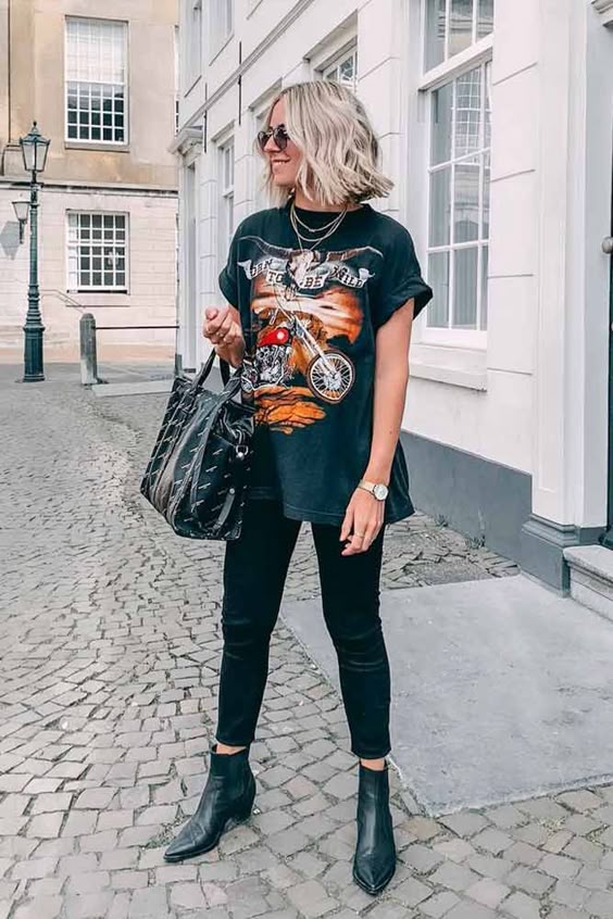 Grunge Style With Black Jeans And Boyfriend T-Shirt #grungestyle ★ How to wear skinny, high waisted or ripped black jeans in different outfits for work or going out. #blackjeans #blackjeansoutfits #outfits #outfitideas #summeroutfits #glaminati #lifestyle