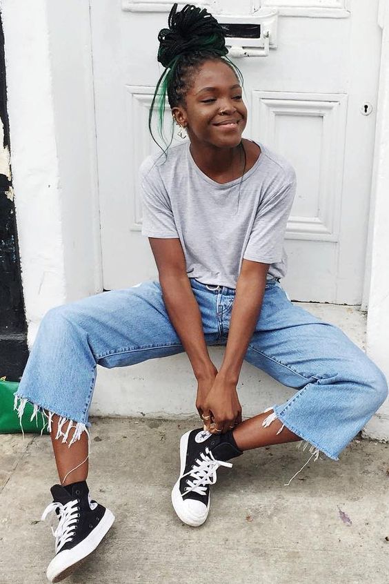 5 Peças jeans favoritas das fashion girl. T-shirt cinza, calça cropped com barra desfiada, all star preto