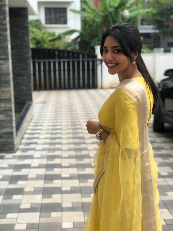 Aishwarya Lekshmi won the CPC Award for Best Actress in a Lead Role for her stellar performance in the Malayalam film Varathan. She chose a bright yellow organza Kankatala saree with buttas and zari kaddi border. She looked gorgeous and graceful! Congratulations, Aishwarya Lekshmi! And thank you for choosing a Kankatala saree for this momentous occasion. #Clientdiaries #Clientstories #Kankatalaclient #Celebritiessarees #Kankatala